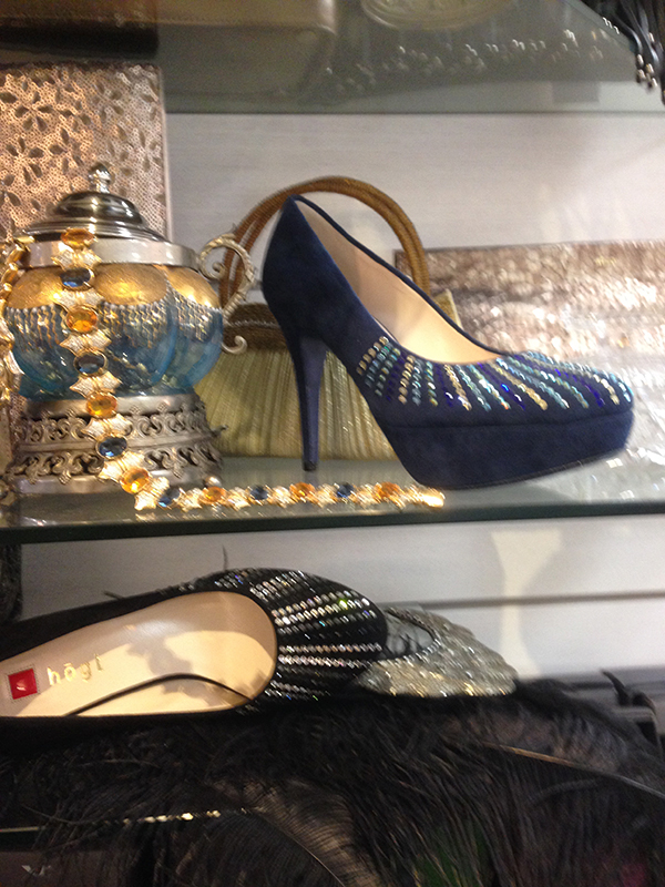 Plateau-Pumps mit Strassmotiv in Blau und Schwarz
