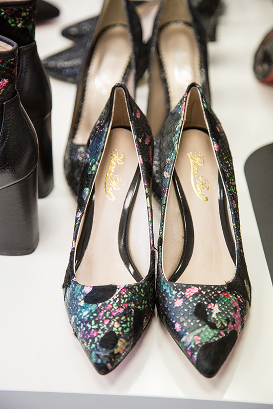 Bunter Pumps mit Fellbesatz