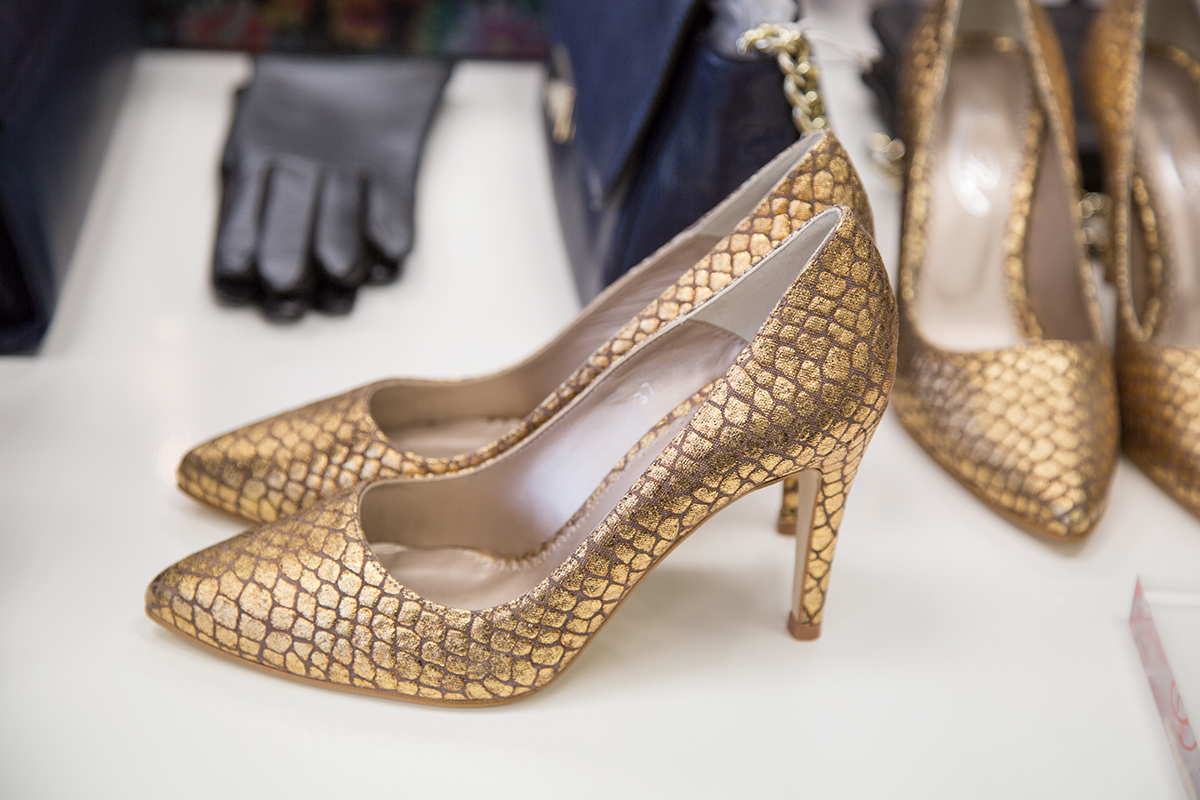 Goldener Pumps im Schuppendesign von Rosa Rot