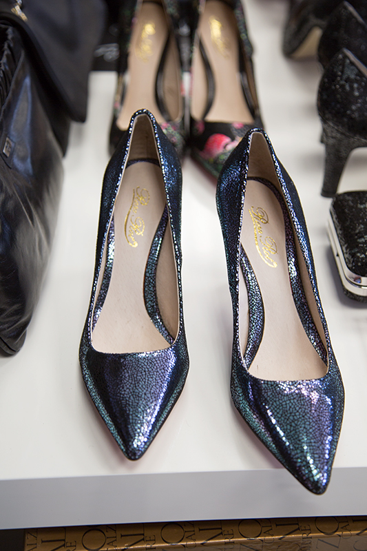 Blau-irisierender Pumps von Rosa Rot